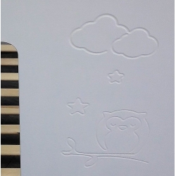 detalle grabado buho y nubes cuna Ikid