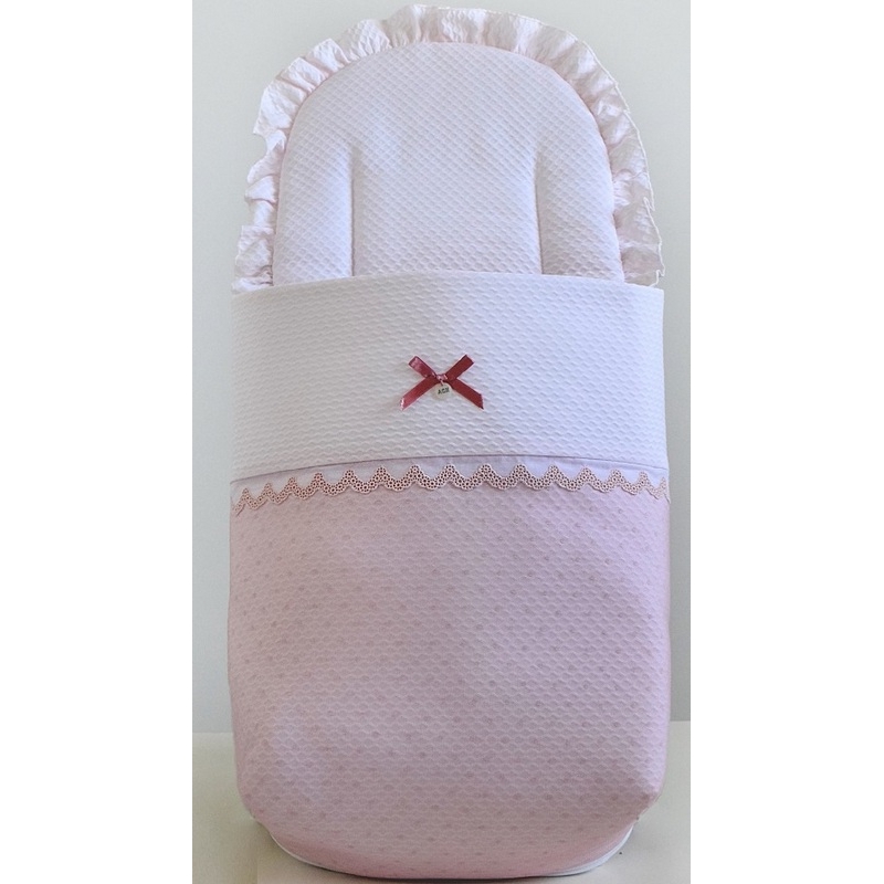 Cubre Capazo Protector universal confeccionado con tejido de piqué liso de  color rosa bebé.