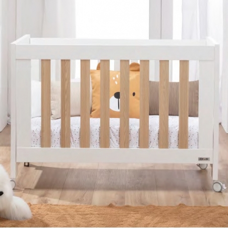 Cuna de estilo nórdico en madera natural y blanco ESSENZA con lateral abatible