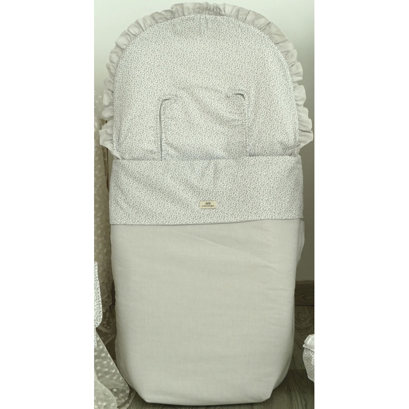 Saco de color gris para silla MAREA con funda primaveral de florecitas